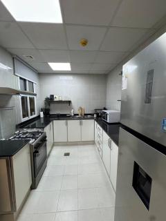 Spacious and luxurious 1BR Apartment in Al Qurum - 8