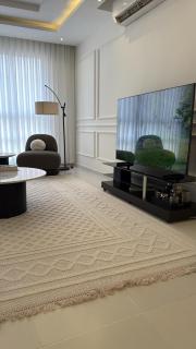 Spacious and luxurious 1BR Apartment in Al Qurum - 4