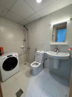 Spacious and luxurious 1BR Apartment in Al Qurum - 1