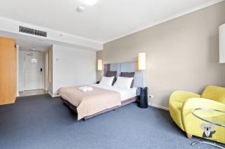 KozyGuru | Parramatta Studio Steps to Shops, Cafés - 4