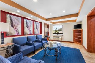 Econo Lodge Woodbridge - 6