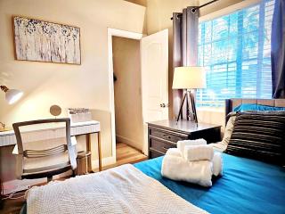 Near the Strip, Smart TVs, WiFi, private garage and backyard - 2