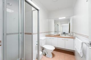 Entire home in Southport Parade Southport - 9