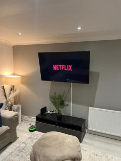 Flamingo Short Lets 4 Bed 4 Bath House Neath Hill - 7