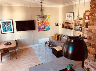 Spacious, modern apt in best part of town - 1