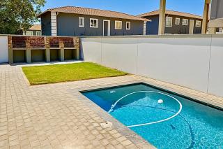 Luxury Skyline Escape - with Cosy Pool and Braai area - 4