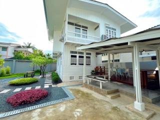 Rare Find 80 yrs Heritage Peaceful House in BKK - 4