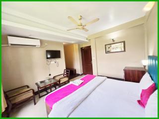 SEA VIEW from rooftop - Comic Comfort Getaway - Warm Hospitality Hotel - Lift - Parking - Restaurant - SURYA BEACH - Near Golden Beach - BEST HOTEL IN PURI - - 4