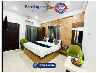 Varanasi Hotel V-Grand - Near Kasi Vishwanath Temple & Ganga River - 250m Sankat Mochan Hanuman Temple #Air Conditioning #Wi-Fi #Parking #Lift #Room Service #Premium Hotel In Varanasi Book It Early - Varanasi - 0
