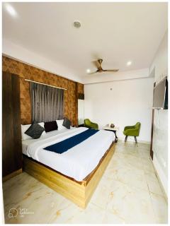 Varanasi Hotel V-Grand - Near Kasi Vishwanath Temple & Ganga River - 250m Sankat Mochan Hanuman Temple #Air Conditioning #Wi-Fi #Parking #Lift #Room Service #Premium Hotel In Varanasi Book It Early - Varanasi - 4