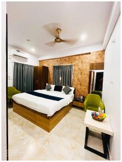 Varanasi Hotel V-Grand - Near Kasi Vishwanath Temple & Ganga River - 250m Sankat Mochan Hanuman Temple #Air Conditioning #Wi-Fi #Parking #Lift #Room Service #Premium Hotel In Varanasi Book It Early - Varanasi - 2