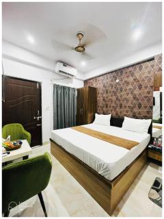 Varanasi Hotel V-Grand - Near Kasi Vishwanath Temple & Ganga River - 250m Sankat Mochan Hanuman Temple #Air Conditioning #Wi-Fi #Parking #Lift #Room Service #Premium Hotel In Varanasi Book It Early - Varanasi - 1
