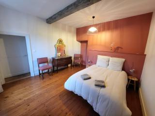 Grand Gîte au cœur du village avec jardin - 3