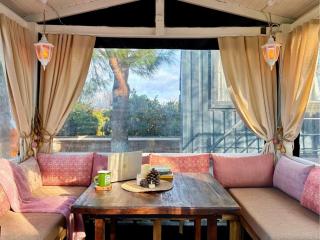 Mona Glamping Caravan Suites - 9