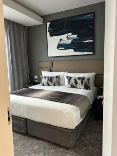 Luxury Escape in Sandton High Floor Apartment with City Views - 4