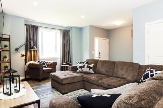 5BDRM Bright Modern Home-King Bed-Garage-Sleeps 12 - 2