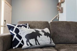 5BDRM Bright Modern Home-King Bed-Garage-Sleeps 12 - 1