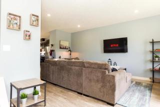 5BDRM Bright Modern Home-King Bed-Garage-Sleeps 12 - 3