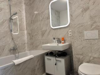 Modern City Apartment with private Garden - 3