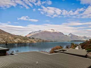 Refined Luxury – Modern 3-Bedroom House by Marina - 7