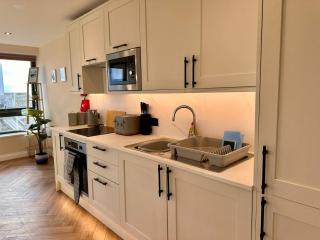 Brighton City View 3-Bed Retreat - 9