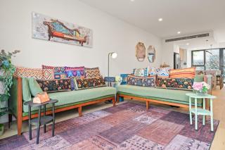 Fully gated! Walk to Bus, Train & Box Hill High! - 0