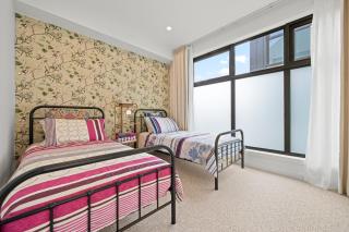 Fully gated! Walk to Bus, Train & Box Hill High! - 5