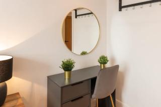 Modern 3 beds APT, 2 Baths, Free Parking - 2