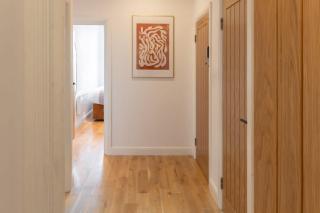 Modern 3 beds APT, 2 Baths, Free Parking - 1