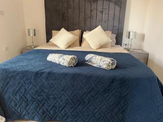 Golden Pyramid Panorama Apartment - 8