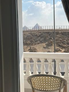 Golden Pyramid Panorama Apartment - 7