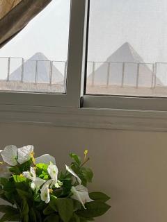 Golden Pyramid Panorama Apartment - 3