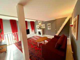 Centrally-located Unique Private apartment with 3 floors - 4