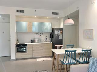 Vibrant Levinski TLV View & Balcony - 6