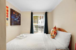 Couple-Girls Room in The HEART of TowerHill - 8