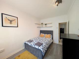 Spacious 3 Bedroom Flat - 5