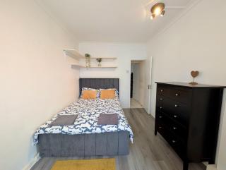 Spacious 3 Bedroom Flat - 4