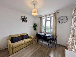 Spacious 3 Bedroom Flat - 3