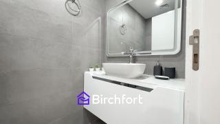 Stylish Stay Steps from the Marina - Dubai - 2