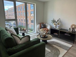 Modern 2-Bed Apartment in City Parking Included - 6