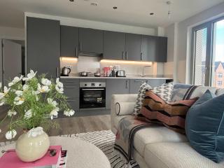 Modern 2-Bed Apartment in City Parking Included - 4