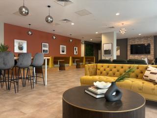 Modern 2-Bed Apartment in City Parking Included - 3