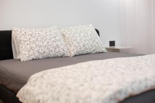 1 Bedroom Lake View Apartment with Balcony and Sofa Bed near Promenada Mall and Pipera Metro Station sleeps 4 with Kitchen Dishwasher Washer Dryer Combo and Work Space - 3