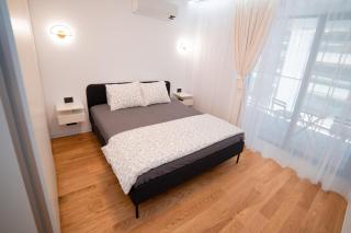 1 Bedroom Lake View Apartment with Balcony and Sofa Bed near Promenada Mall and Pipera Metro Station sleeps 4 with Kitchen Dishwasher Washer Dryer Combo and Work Space - 4