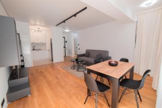 1 Bedroom Lake View Apartment with Balcony and Sofa Bed near Promenada Mall and Pipera Metro Station sleeps 4 with Kitchen Dishwasher Washer Dryer Combo and Work Space - 8