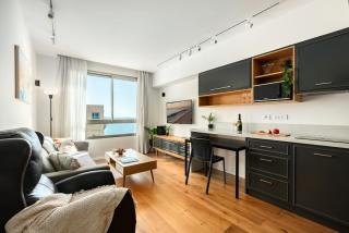 Haifa Beachside Chic Stay by Sea N' Rent - 8