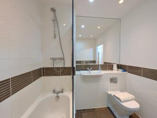 Spacious and Luxury 2 bed 2 bath Just 5 minutes walk from the underground - 9