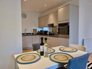 Spacious and Luxury 2 bed 2 bath Just 5 minutes walk from the underground - 7