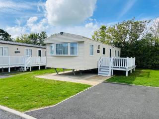 3 Bedroom Caravan CW132, Whitecliff Bay, Bembridge, Isle of Wight - 2