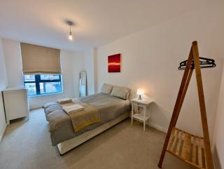 Spacious and Luxury 2 bed 2 bath Just 5 minutes walk from the underground - 6
